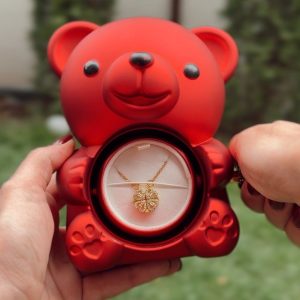 Naszyjnik koniczyna 2 w 1 i pudełko na biżuterię z obrotowym misiem | CLOVERIE_ROSBEAR